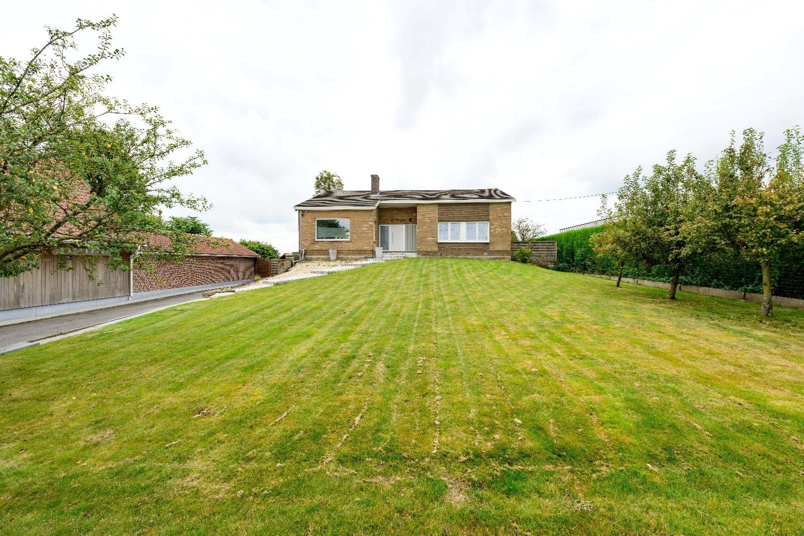 ALLEENSTAANDE WONING OP 1.037 m² MET MAAR LIEFST 375 m² BRUIKBAAR VLOEROPP!!! foto 19