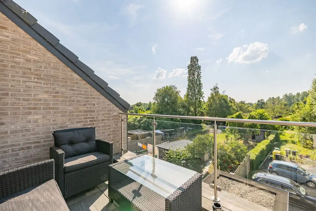 Duplex met groot terras en autostaanplaats nabij station foto 4
