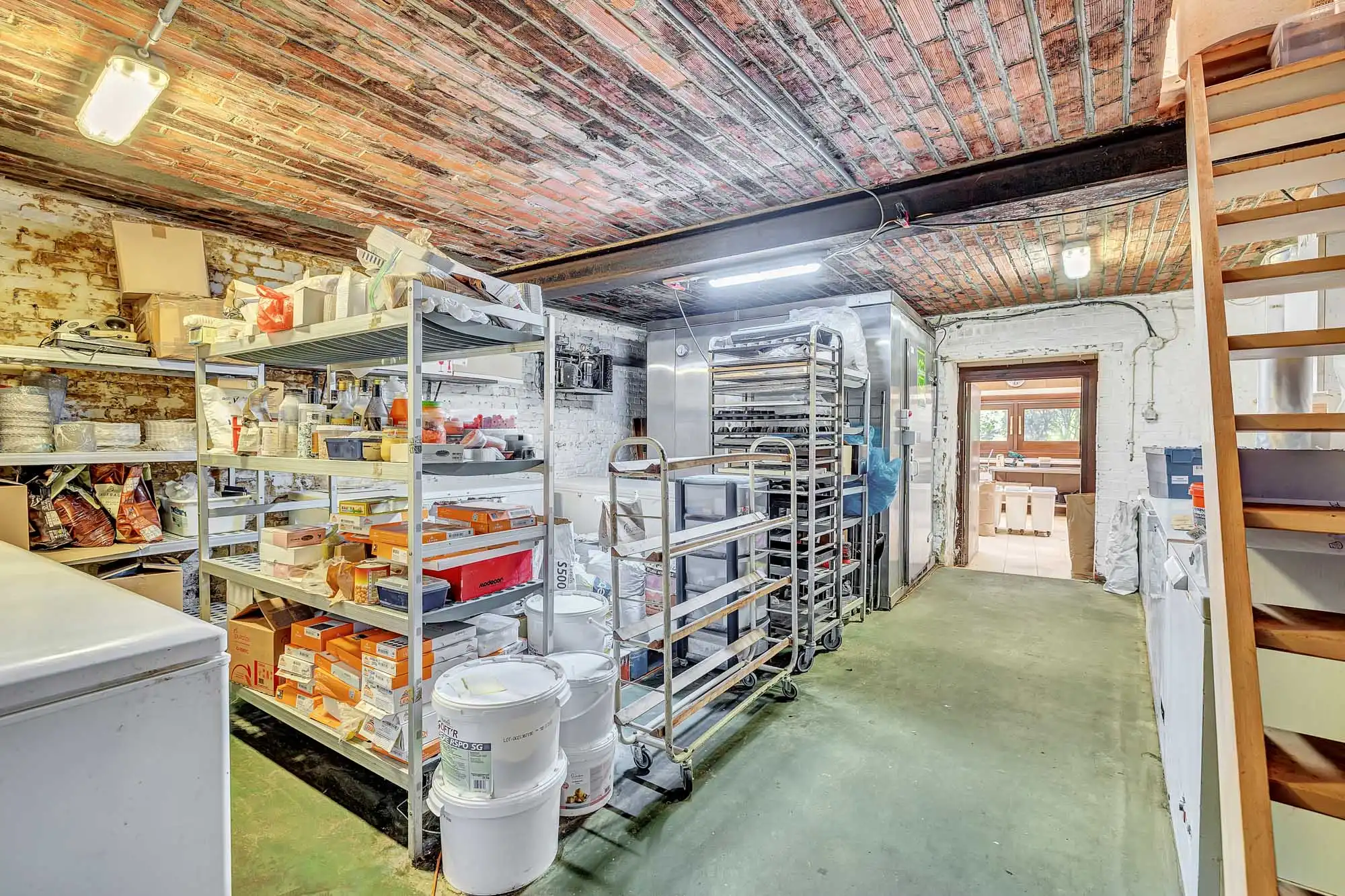 Op strategische uitvalsbasis bevindt zich deze handelswoning foto 13