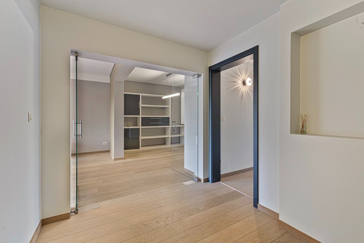 Residentieel en lichtrijk appartement met garagebox en zicht op de Leie – Toplocatie nabij Sint-Pietersstation foto 2