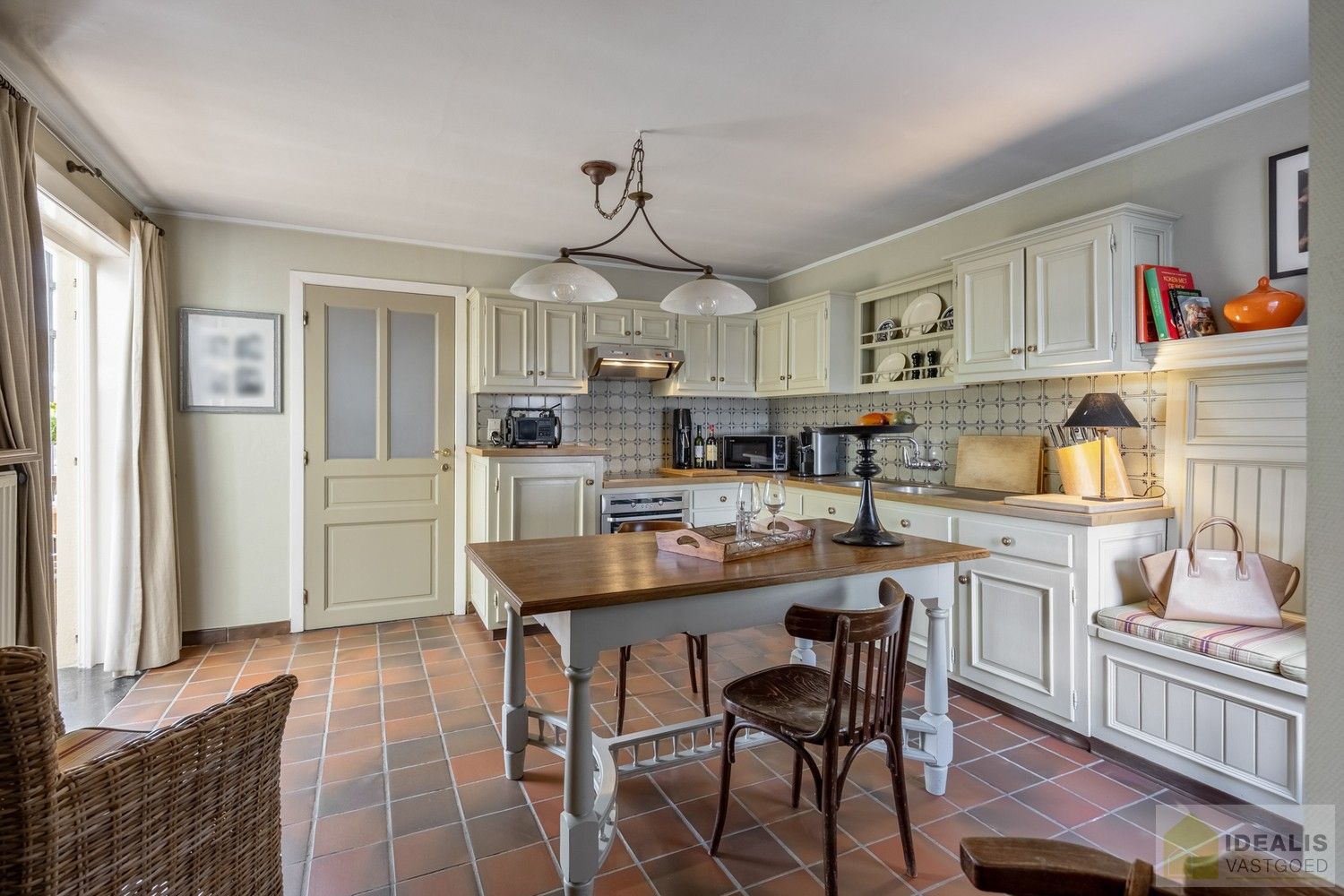 RUIME, CHARMANTE EN INSTAPKLARE WONING IN HARTJE HAMONT! HEERLIJKE WOONKAMER VOORZIEN VAN PARKET EN MET HAARD, LICHTRIJKE KEUKEN MET DIRECTE TOEGANG TOT PRACHTIGE VERANDA, 4 SLAAPKAMERS, RUIME GARAGE EN PRACHTIG AANGELEGDE TUIN OP SCHITTEREND PERCEEL VAN 7A 55CA IN HET HARTJE VAN HAMONT-ACHEL EN OP SLECHTS ENKELE MINUTEN VAN DE NEDERLANDSE GRENS! foto 12