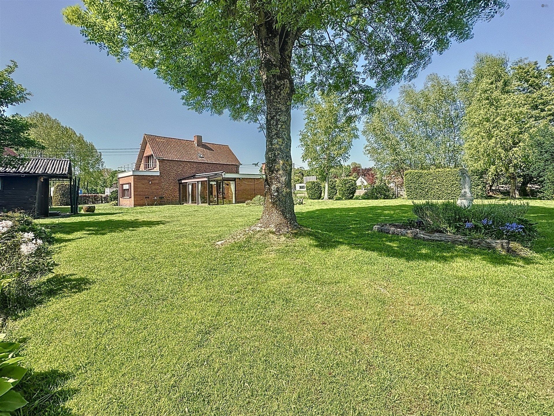 Woning met bijgebouw (88m²) op breed perceel van 1562m²  foto 2