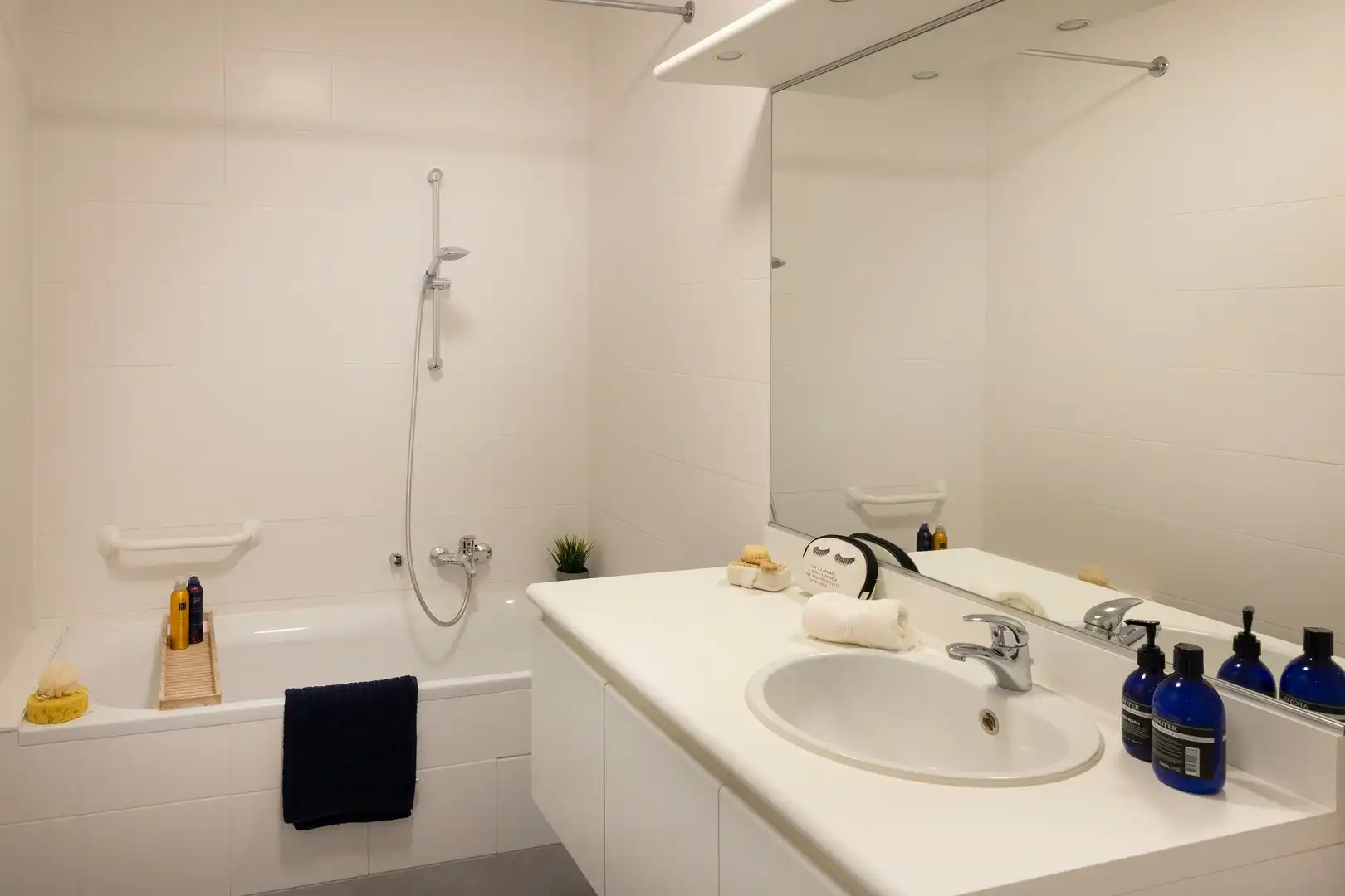 Centraal gelegen, lichtrijk appartement met 2 slaapkamers. foto 12