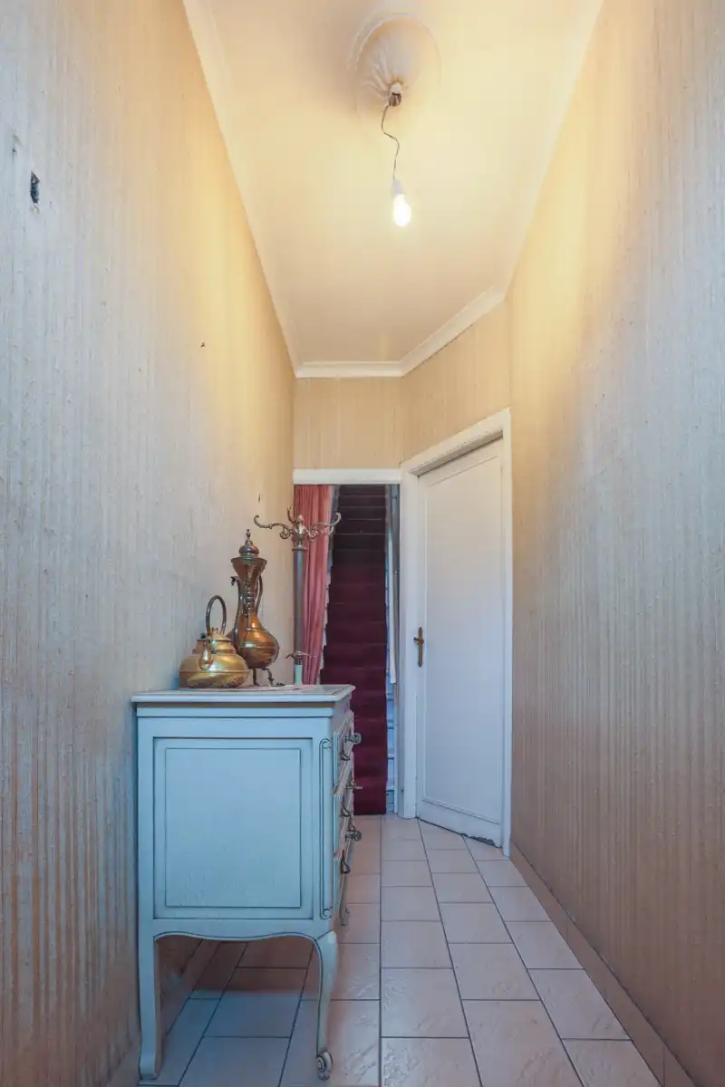 Te renoveren, centraal gelegen woning met 2 slaapkamers (4 mogelijk), tuin en oprit. foto 3
