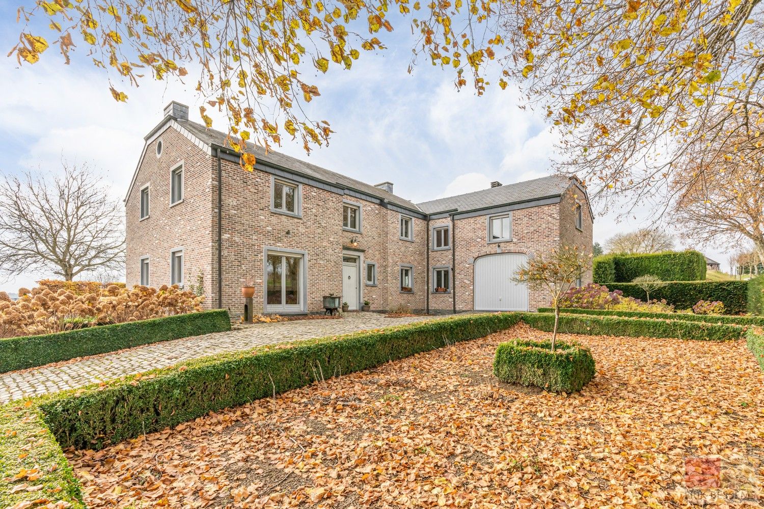 Landhuis met vrij uitzicht,  5 slaapkamers, 2 badkamers, woonkamer, eetkamer/keuken. Woonopp. 277m2 gebruiksopp. 441m2, Perceelopp. 4170m2 foto {{pictureIndex}}