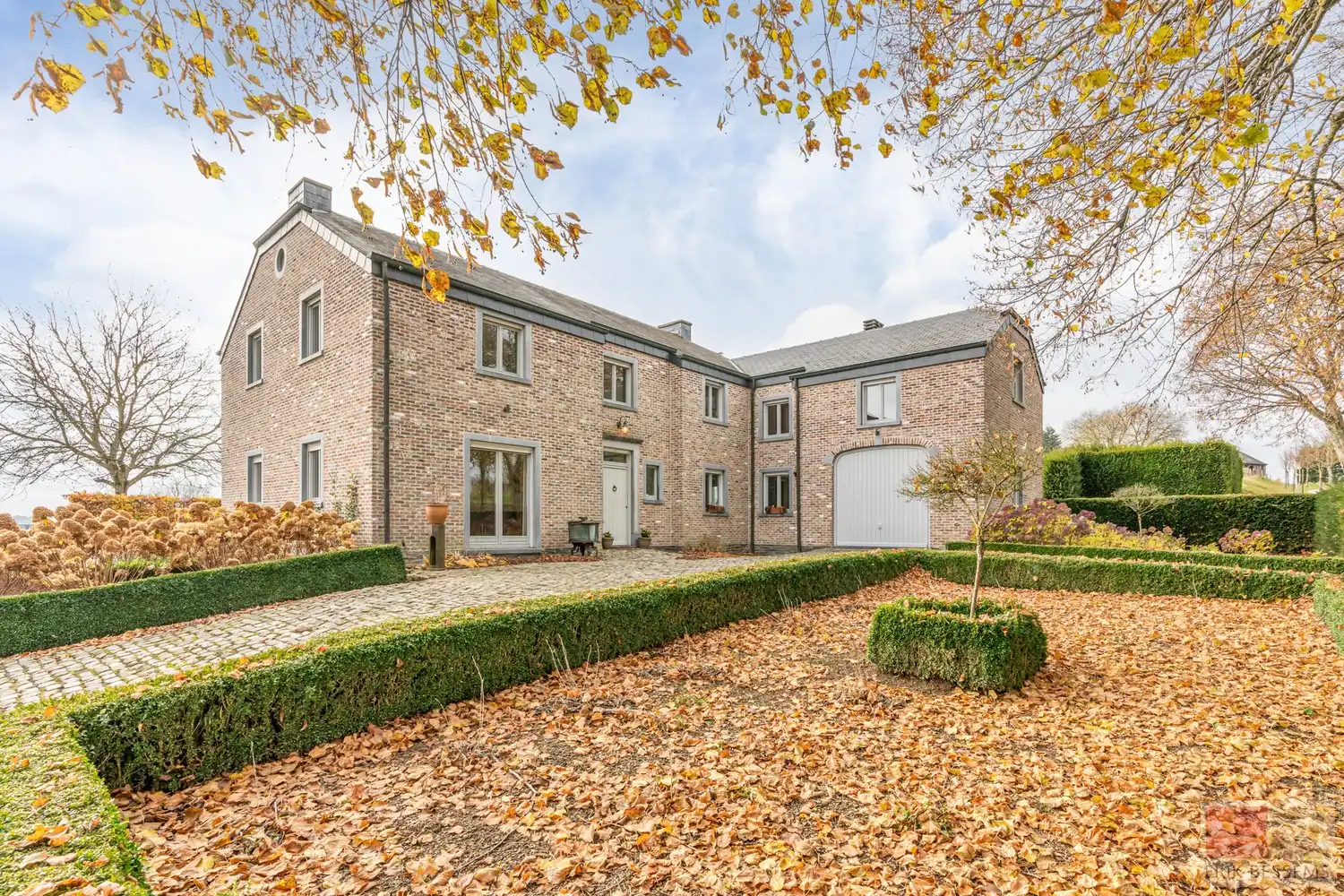 Landhuis met vrij uitzicht, &nbsp;5 slaapkamers, 2 badkamers, woonkamer, eetkamer/keuken. Woonopp. 277m2 gebruiksopp. 441m2, Perceelopp. 4170m2 foto {{pictureIndex}}