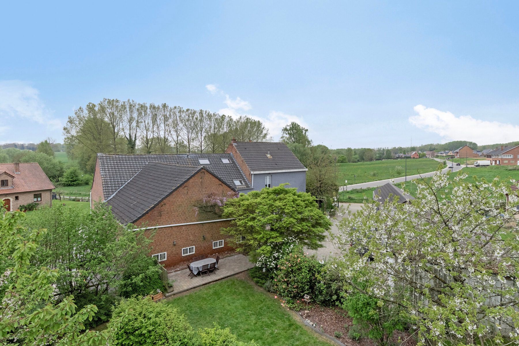 Ruime woning met aanpalende loods op toplocatie. foto 28