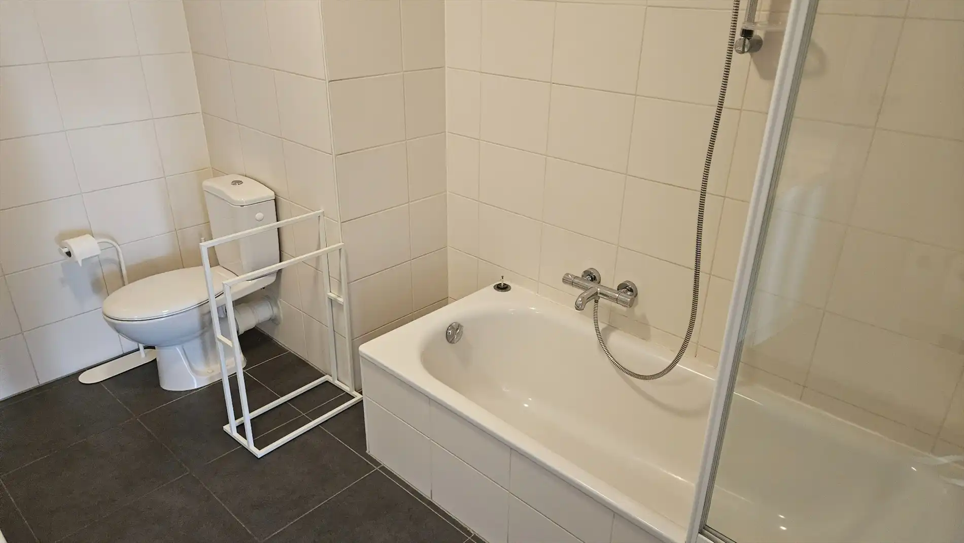 Ruim appartement met 2 slk, terras en garage foto 14