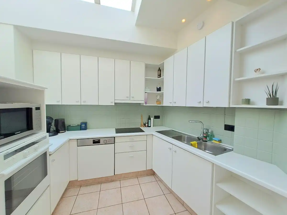 Lichtrijk gelijkvoers appartement met tuin en 2 slaapkamers en garage foto 10