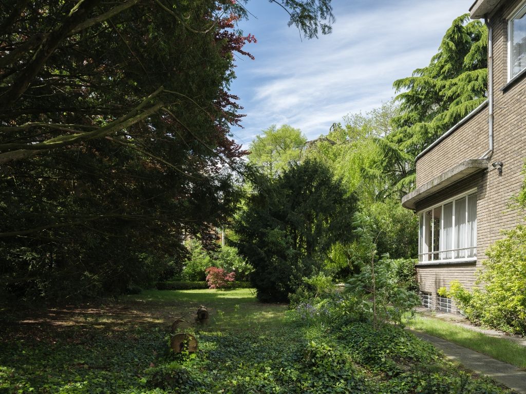 Hoofdfoto van de publicatie: Omgeving Sint-Pieters statoin - Imposante half vrijstaande villa met parktuin, in nieuwe zakelijkheid naar een ontwerp van architect Geo Bontinck (1935).