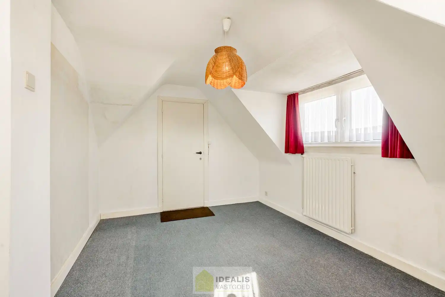 IDEALIS VASTGOED - Aangename vrijstaande woning op toplocatie te Boseind, Pelt. Deze woning omvat maar liefst +-149m² netto bewoonbare oppervlakte op een perceel van 6a 35ca met een ruime woonkamer met aansluitend uitgeruste keuken, maar liefst 3 slaapkamers of 2 slaapkamers met ruime dressing, badkamer, wasplaats, veranda en zeer ruime garage vlakbij de dorpskern van Boseind, Pelt! Uiterst geschikt voor kandidaten op zoek naar een naar eigen wens te renoveren betaalbare woning. foto 20