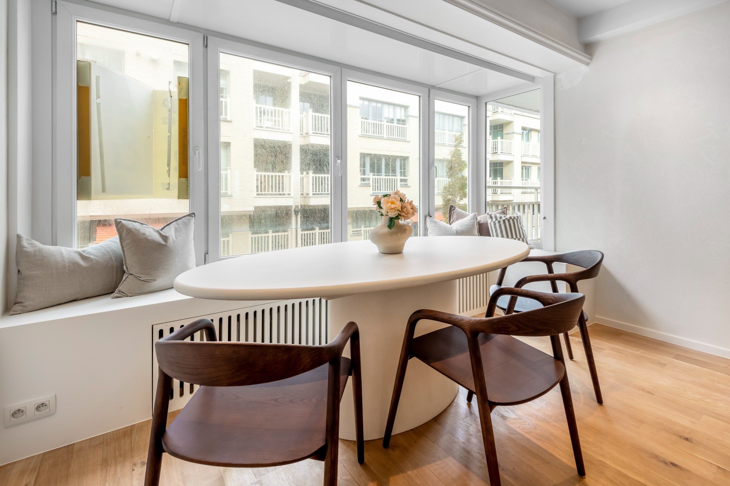 Prachtig gerenoveerd appartement rustig gelegen op de Zoutelaan vlakbij de winkels van de Dumortierlaan en de Lippenslaan. foto 8