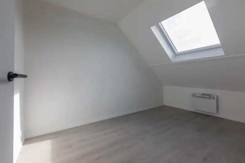 Instapklare, halfopen woning met 5 slaapkamers, bureau, tuin, volledig ingerichte keuken...(energielabel B) foto 18