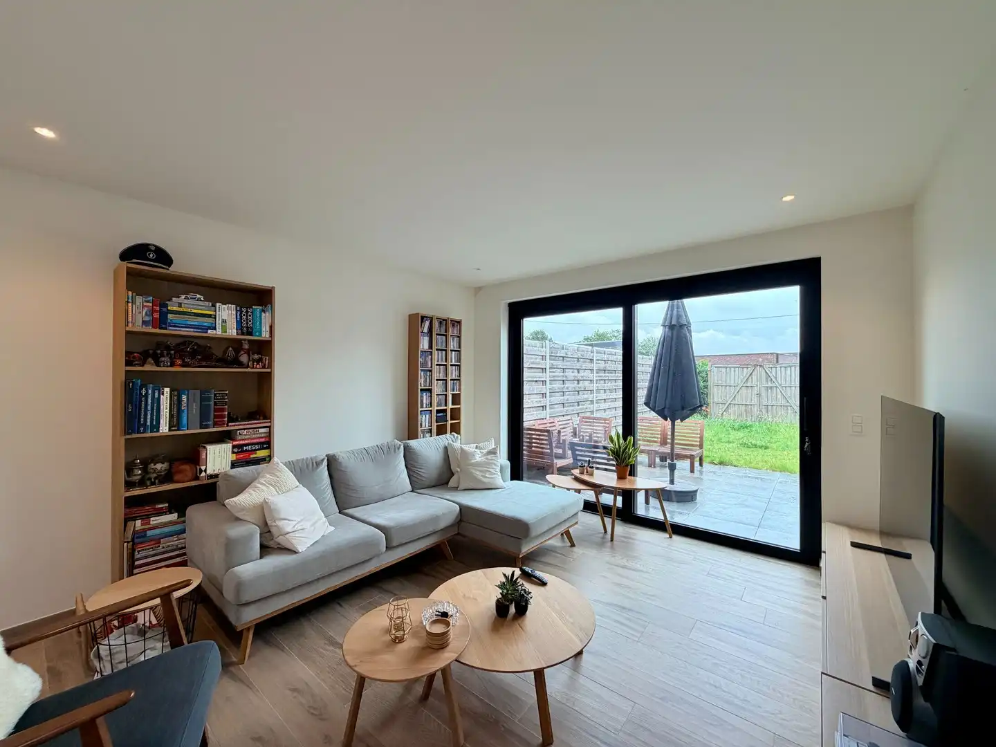 Gerenoveerde woning met drie slaapkamers & autostaanplaats te Roeselare! foto 5