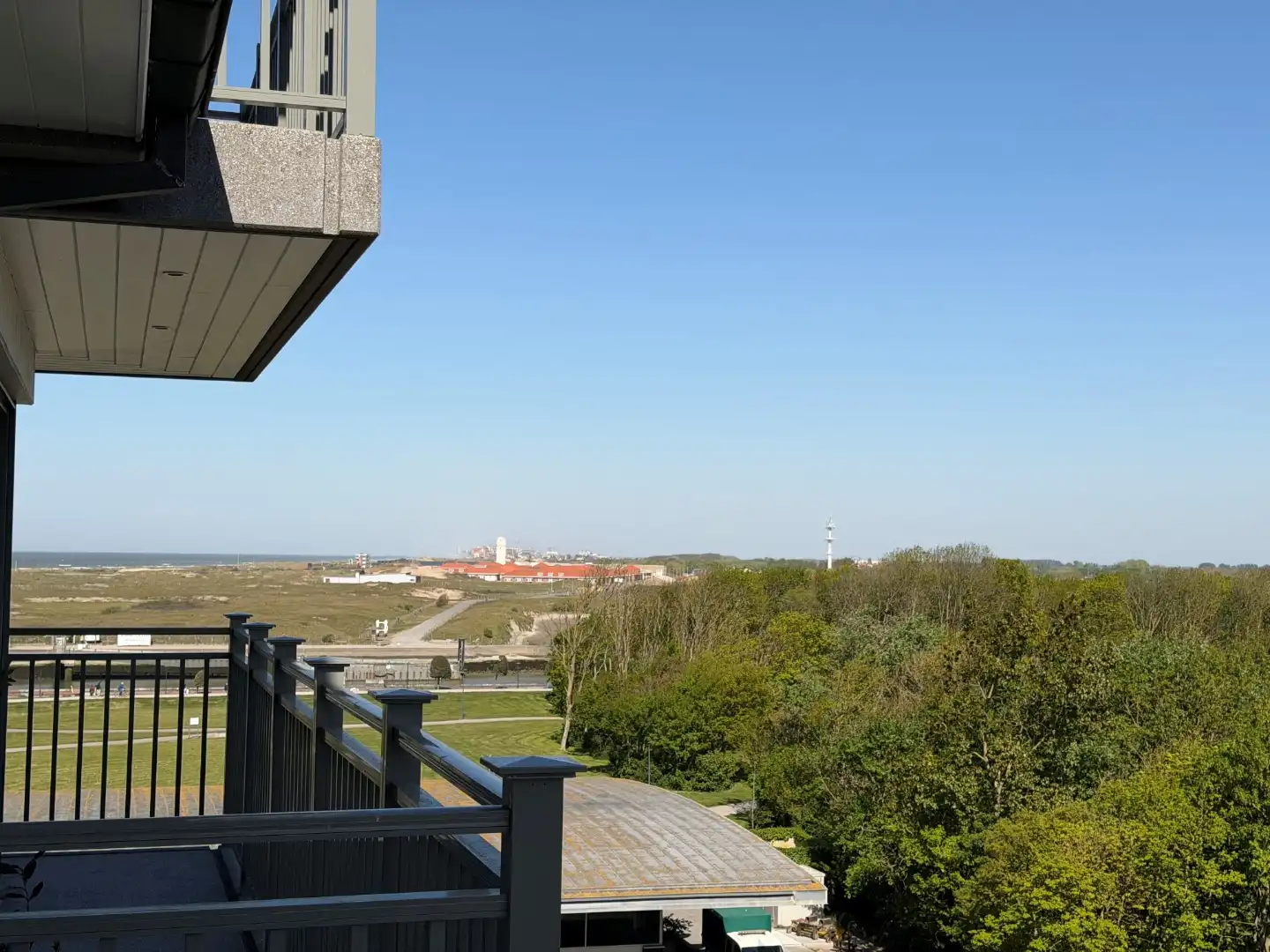 Appartement met zonnig terras op topligging te Nieuwpoort-Bad. foto {{pictureIndex}}