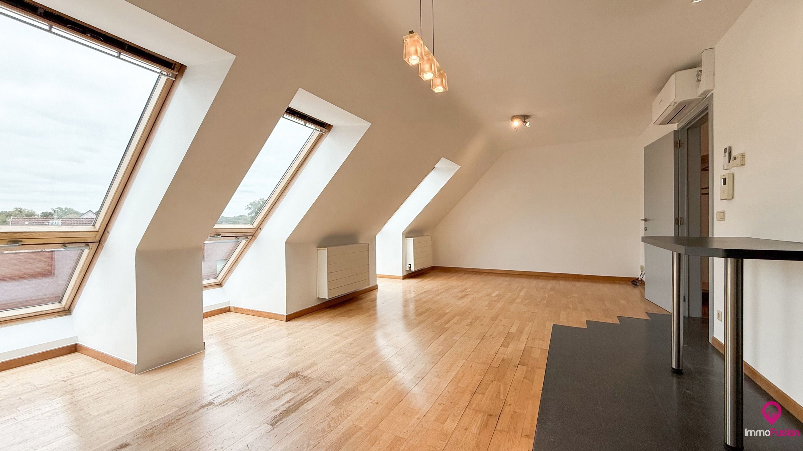 Duplexappartement met terras met uitstekende verbinding!  foto {{pictureIndex}}