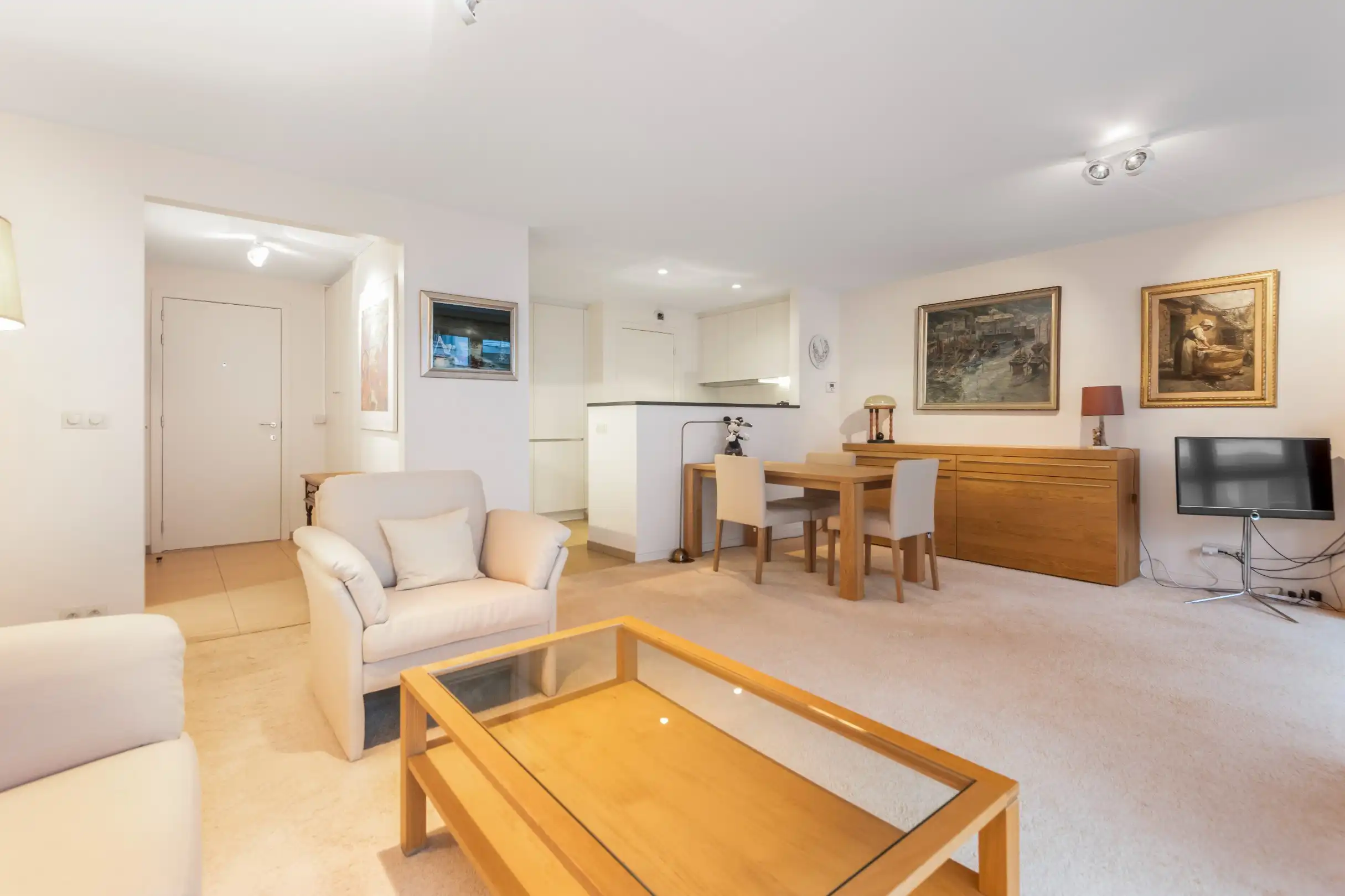 Recent appartement met terras gelegen op de Dumortierlaan.  foto 9