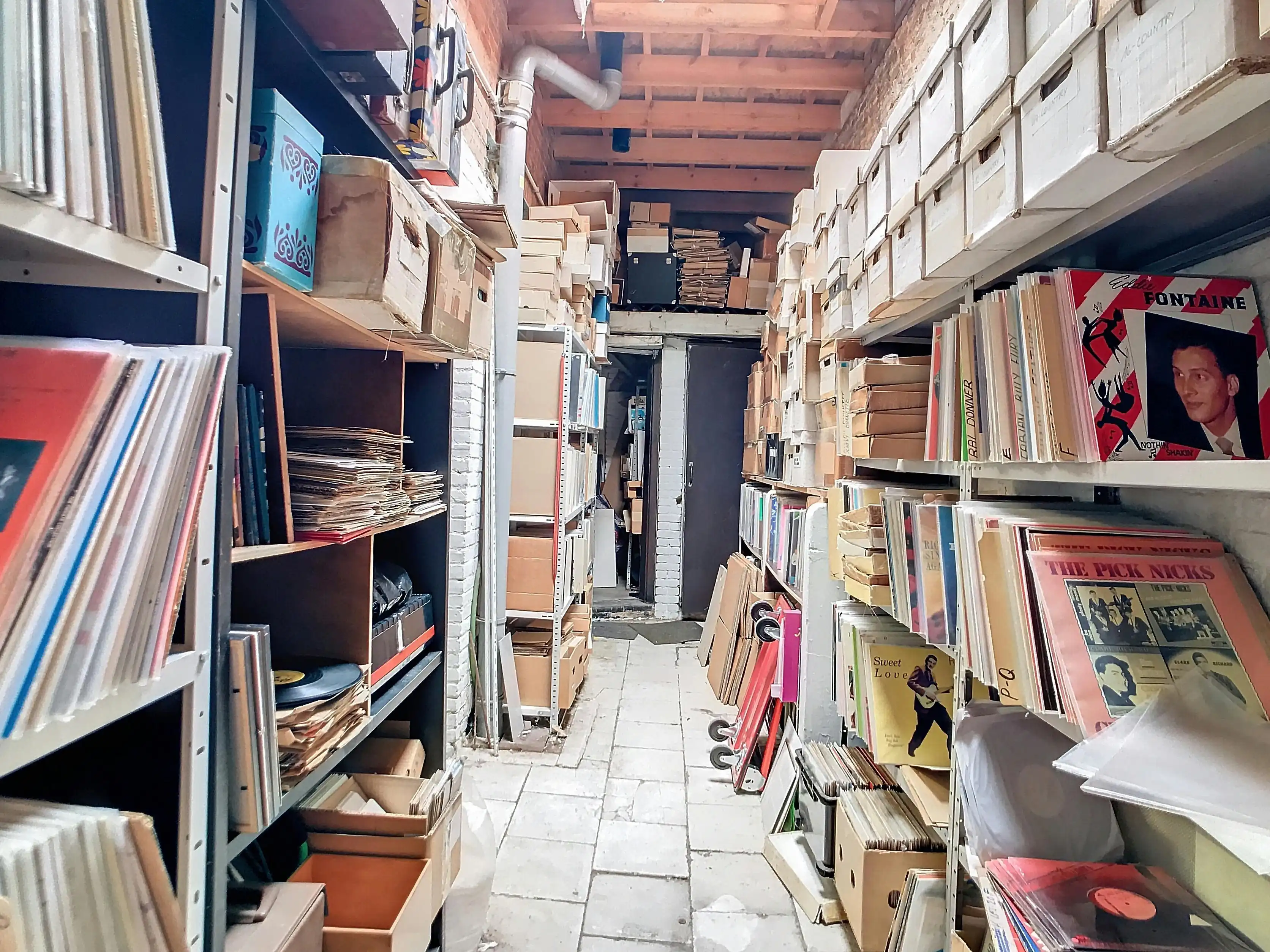 Te renoveren winkel of woning te Kruibeke foto 6