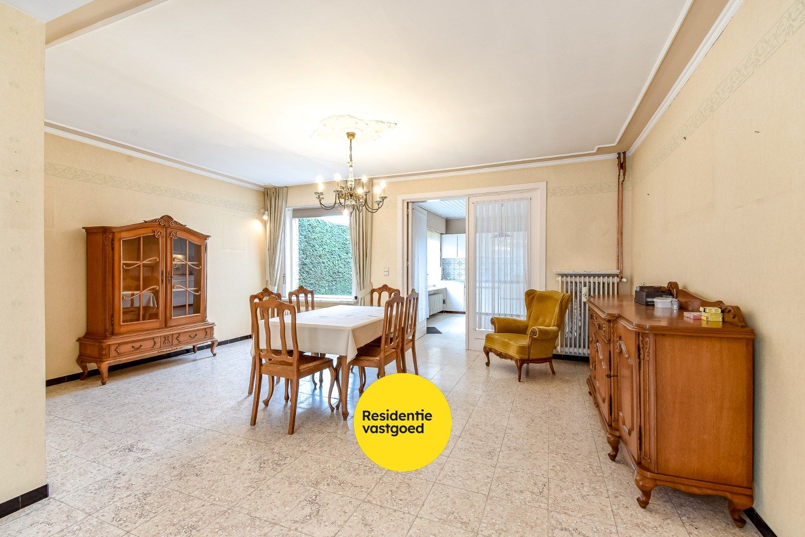 Ruim gesloten gezinswoning met inpandige garage en 4 slaapkamers in centrum Gistel foto 2