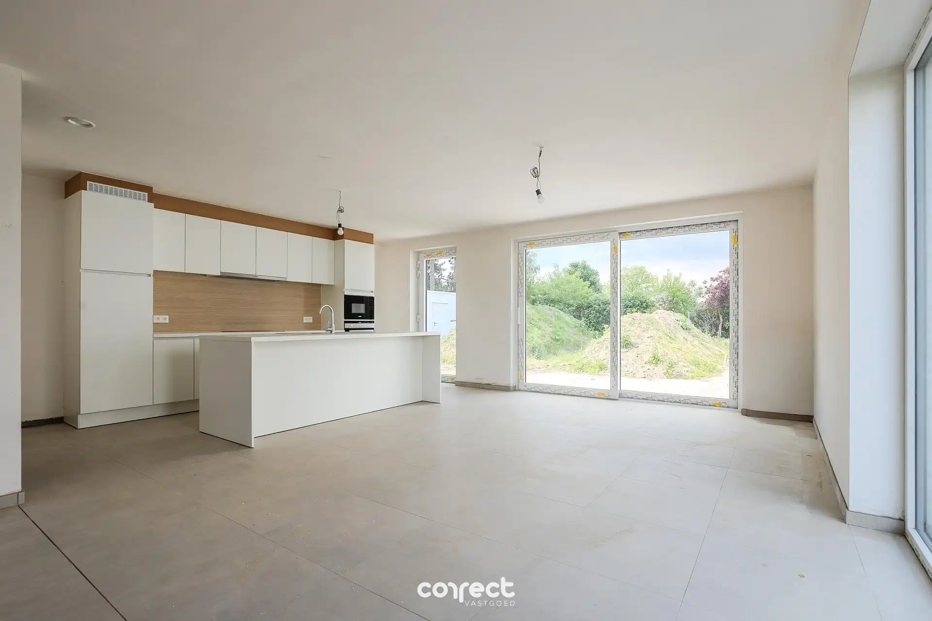 Moderne halfopen nieuwbouwwoning met een grote bew. opp. van 200 m². foto 2