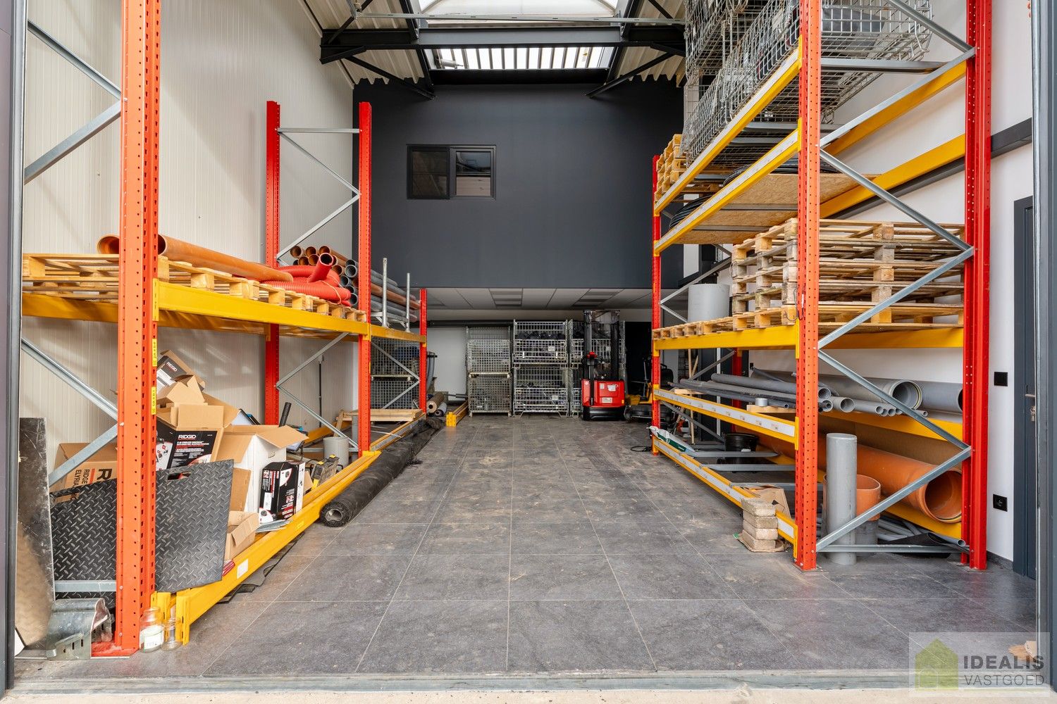 INSTAPKLAAR APPARTEMENT MET MAGAZIJN/KANTOOR OP BEDRIJVENTERREIN DE RIETKOLK!! Dit instapklare pand bestaat uit een hal/opslag van +-100m², met bureel/keuken en een aparte inkom voor het woongedeelte. Het appartement omvat een ruime woonkamer met uitgeruste keuken, 2 slaapkamers, badkamer, bergruimte en waskamer. Het pand leent zich perfect als kantoorlocatie met opslag in combinatie met wonen. foto 9