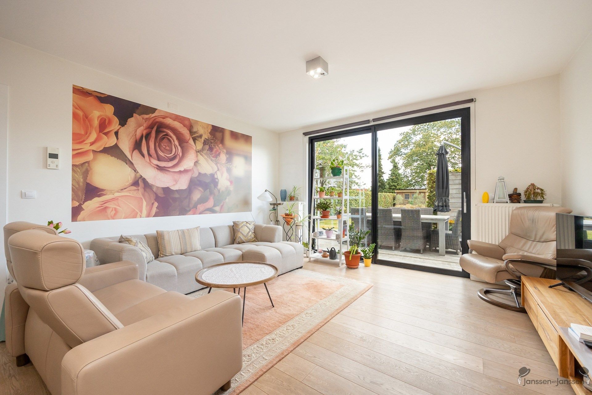 Instapklaar gelijkvloers appartement met tuin en 2 autostaanplaatsen foto 2