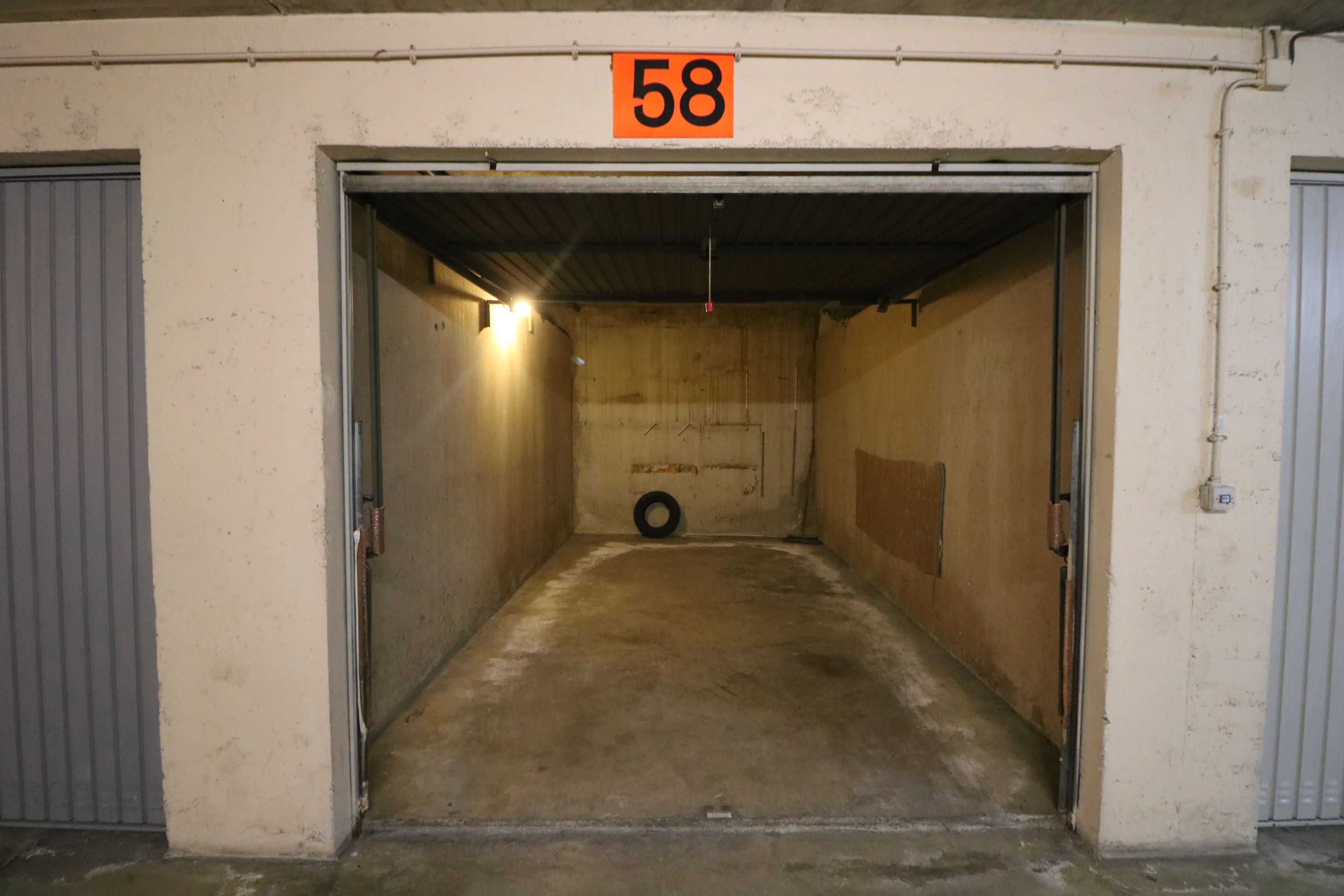 Ruime garagebox vlakbij de Zeedijk.  foto {{pictureIndex}}