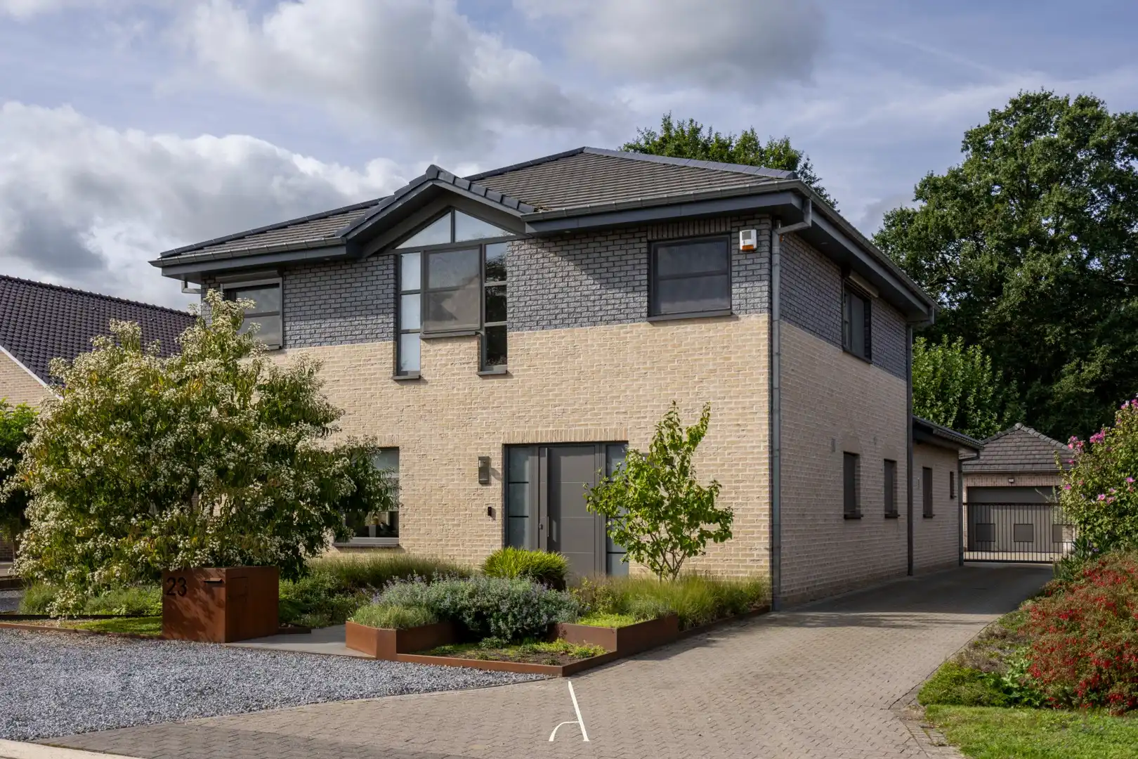 Ruime en energiezuinige villa met 4 slaapkamers op 763 m² in Molenbeersel foto {{pictureIndex}}