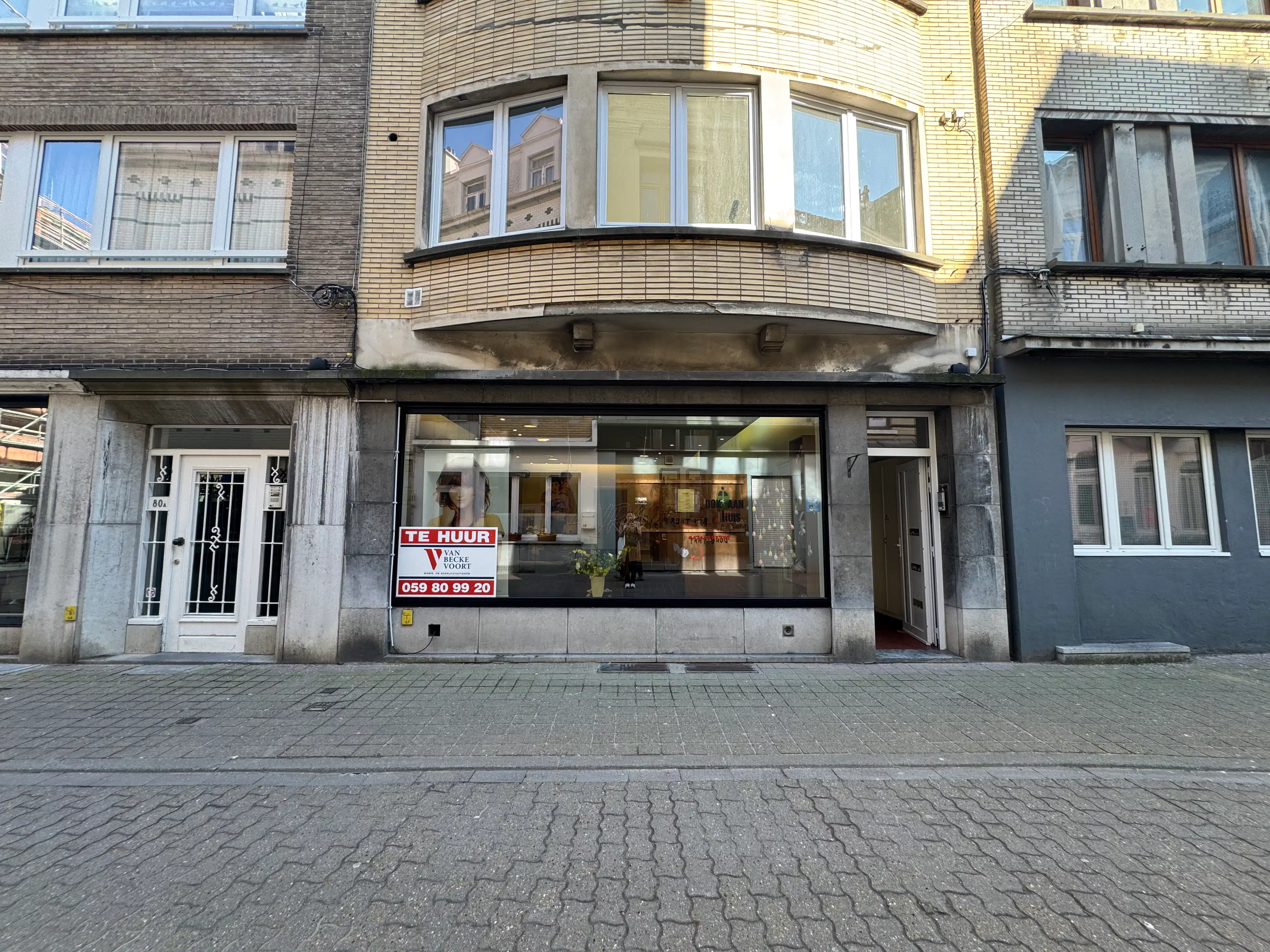 Handelsgelijkvloers 110m² foto {{pictureIndex}}