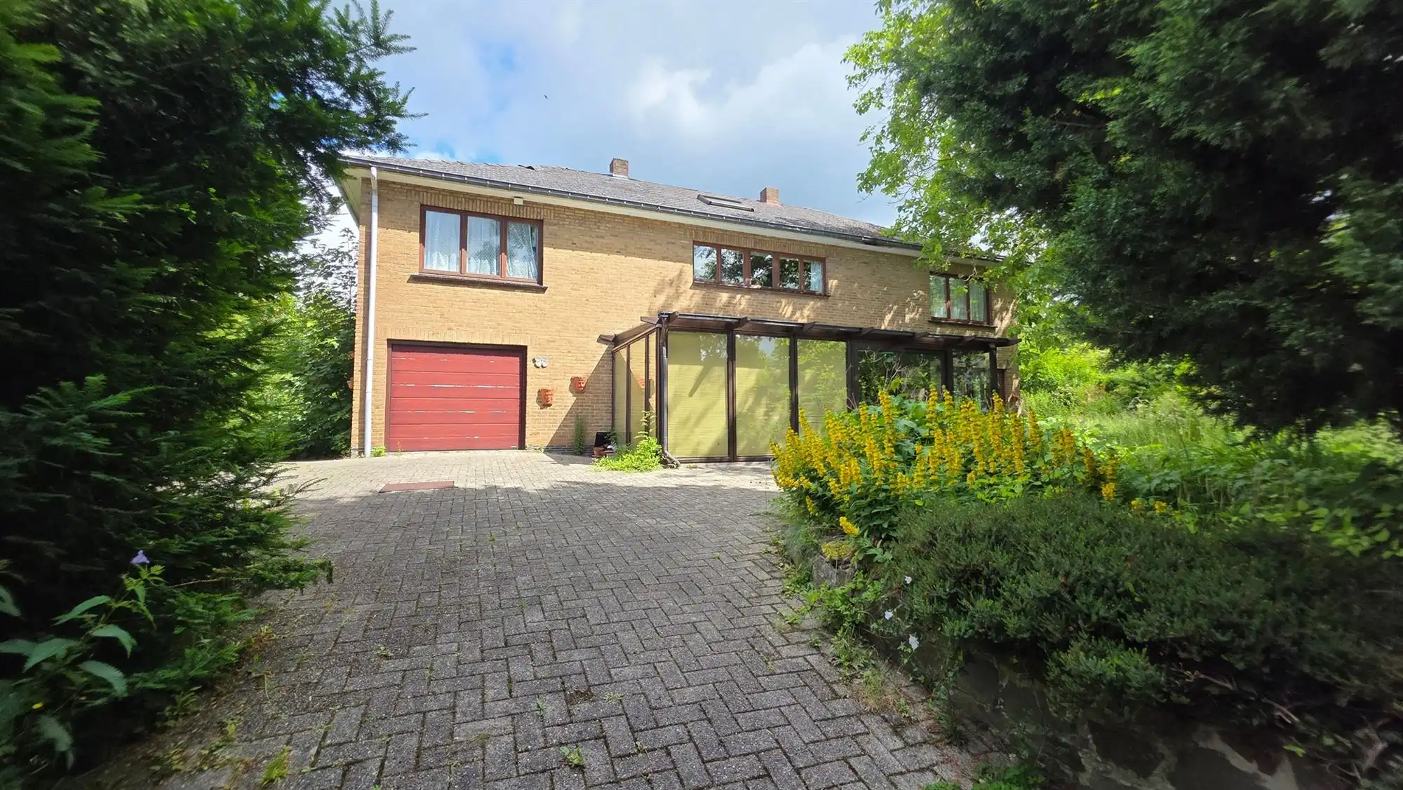Hoofdfoto van de publicatie: Ruime villa