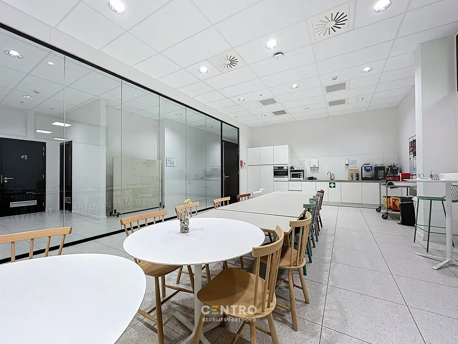 Modern kantoor (± 825 m²)  met 20 ondergrondse  parkeerplaatsen op een rustige, vlot bereikbare locatie te Roeselare (Noordhof), ideaal voor vrije beroepen en zelfstandigen. foto 38