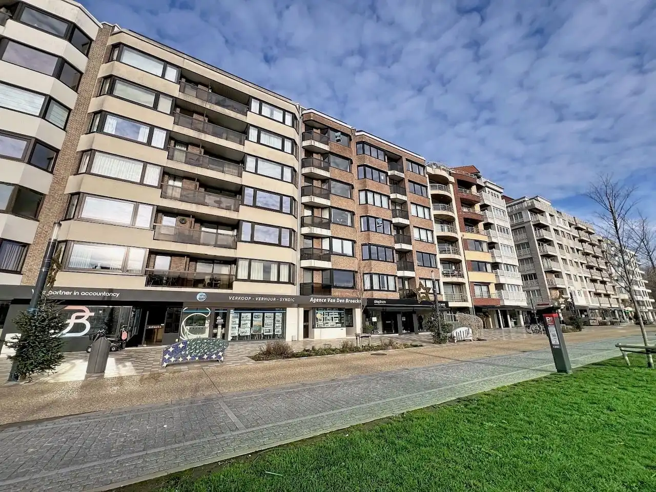 Verzorgd en uitstekend gelegen 2-slaapkamerappartement op de Graaf d’Ursellaan foto {{pictureIndex}}