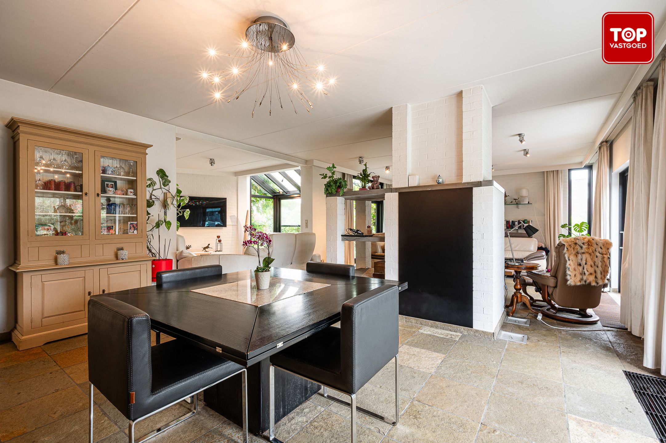 Ruime en lichtrijke villa met praktijkruimte en grote tuin nabij Gent foto 8