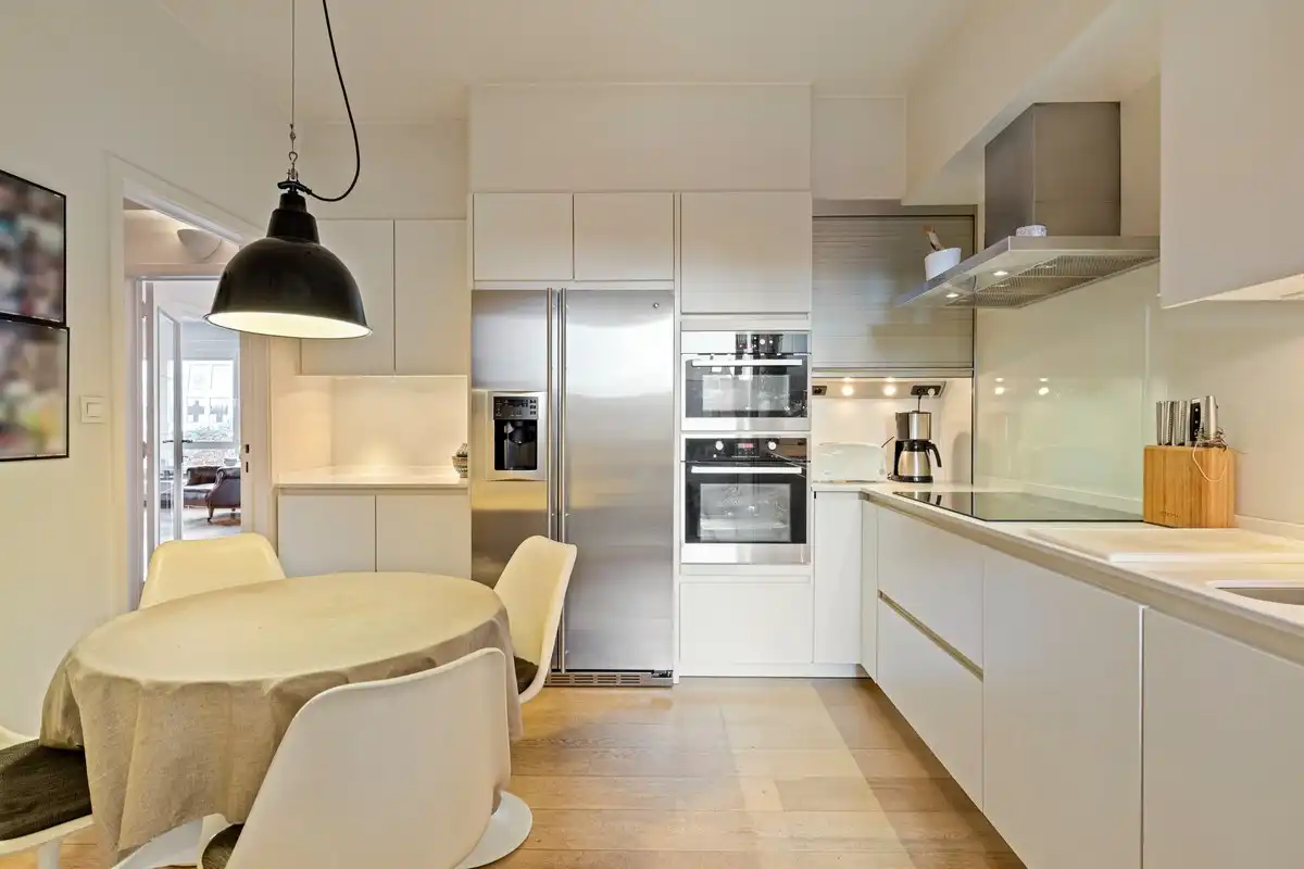 Statig en genereus mid-century appartement aan het Zuidpark met drie slaapkamers, overdekt terras en optionele grote autostandplaats. foto 10