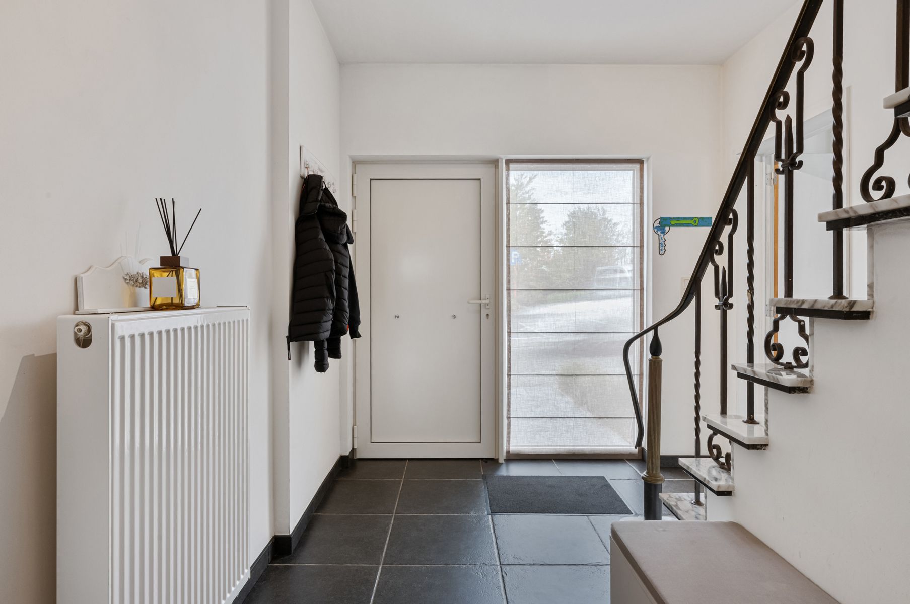 INSTAPKLARE GEZELLIGE GEZINWONING 3SLPKS, TUIN EN GARAGE! foto 3