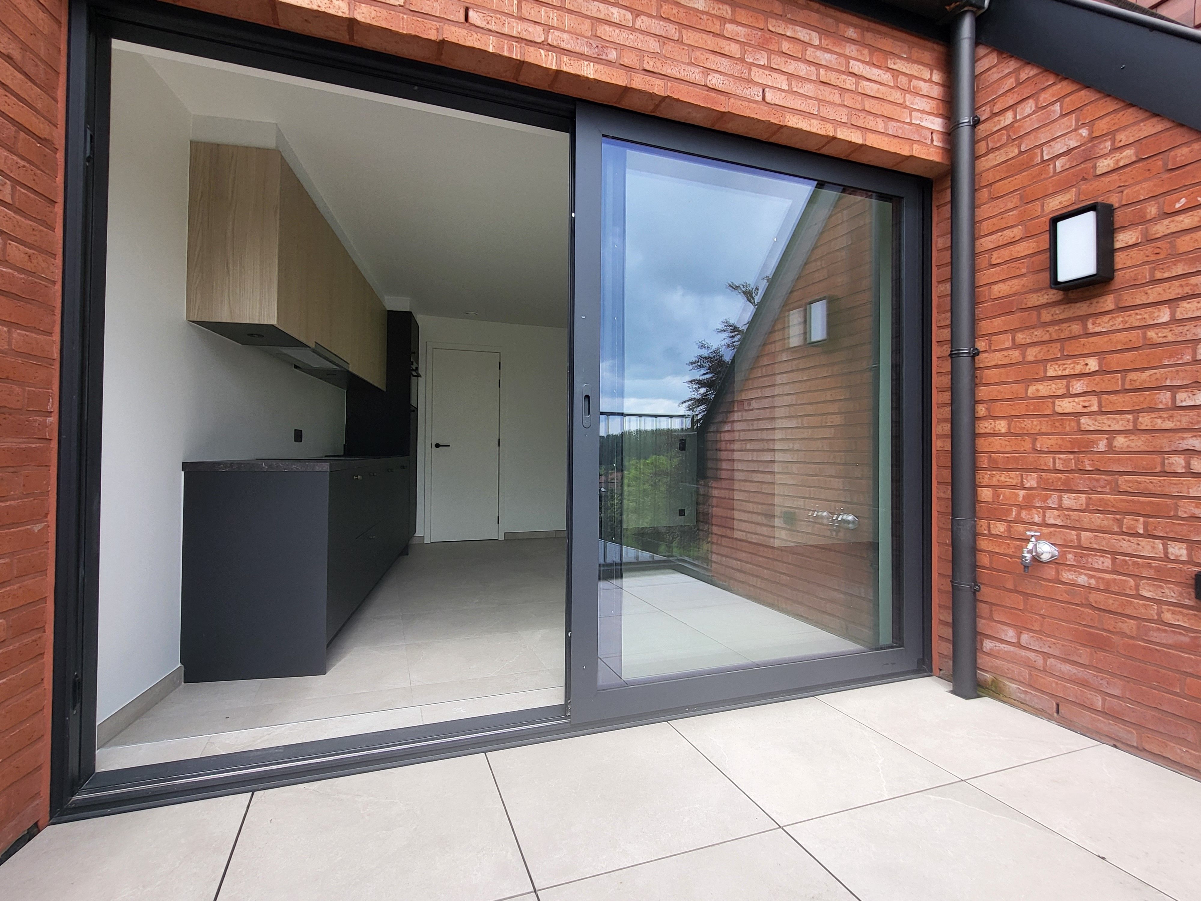 Prachtig nieuwbouwappartement gelegen op de 2de verdieping met terras, carport en berging.  foto 6