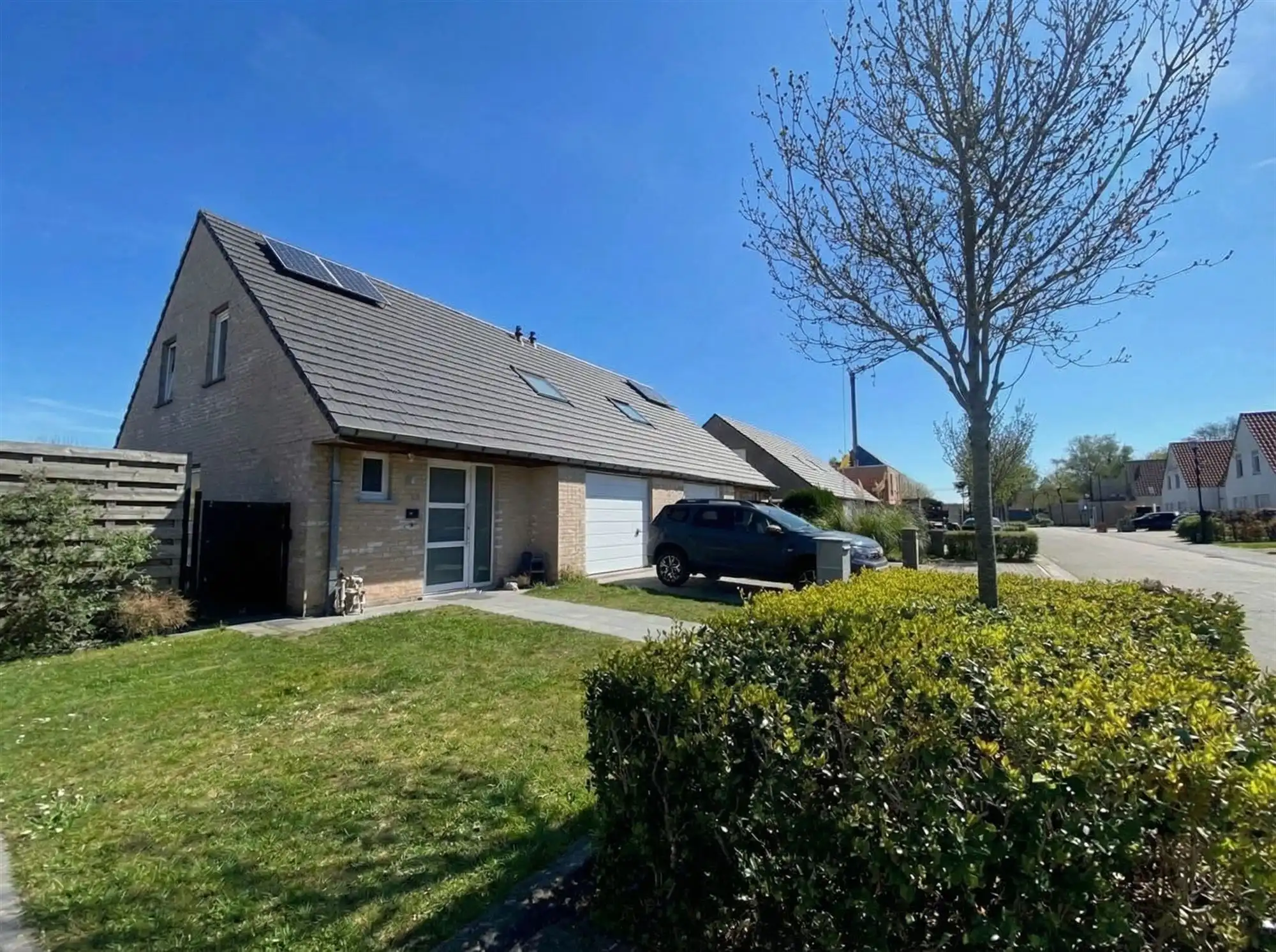 Halfopen bebouwing met drie slaapkamers in rustige woonwijk foto {{pictureIndex}}