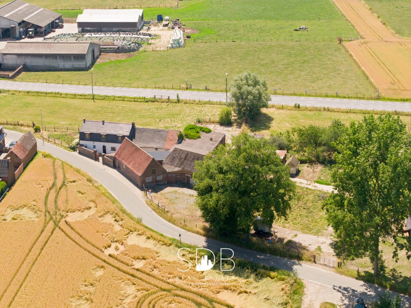 Charmante hoeve met bijgebouwen en graslanden op 27.559m² foto 2