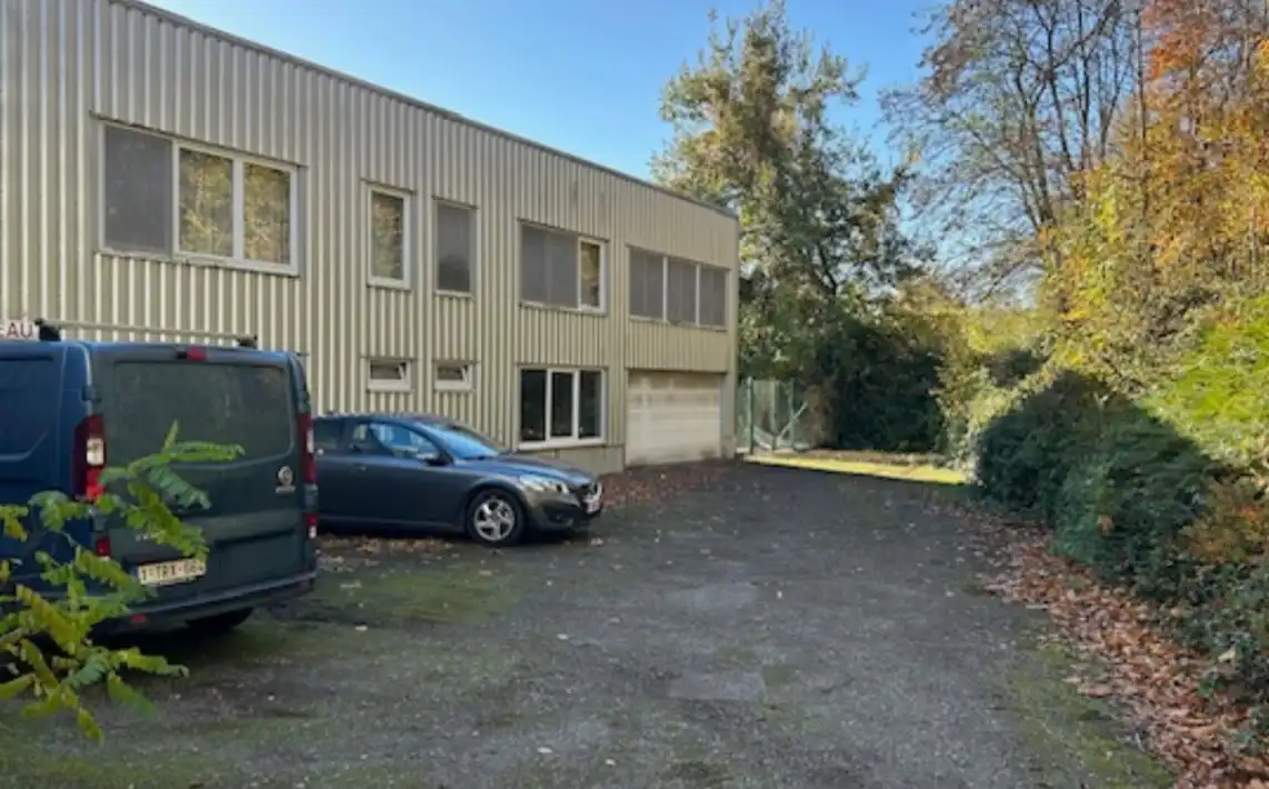 Uitzonderlijke industriële site van 2.721 m² met appartement en studio op terrein van 1,45 ha in Manage foto 13