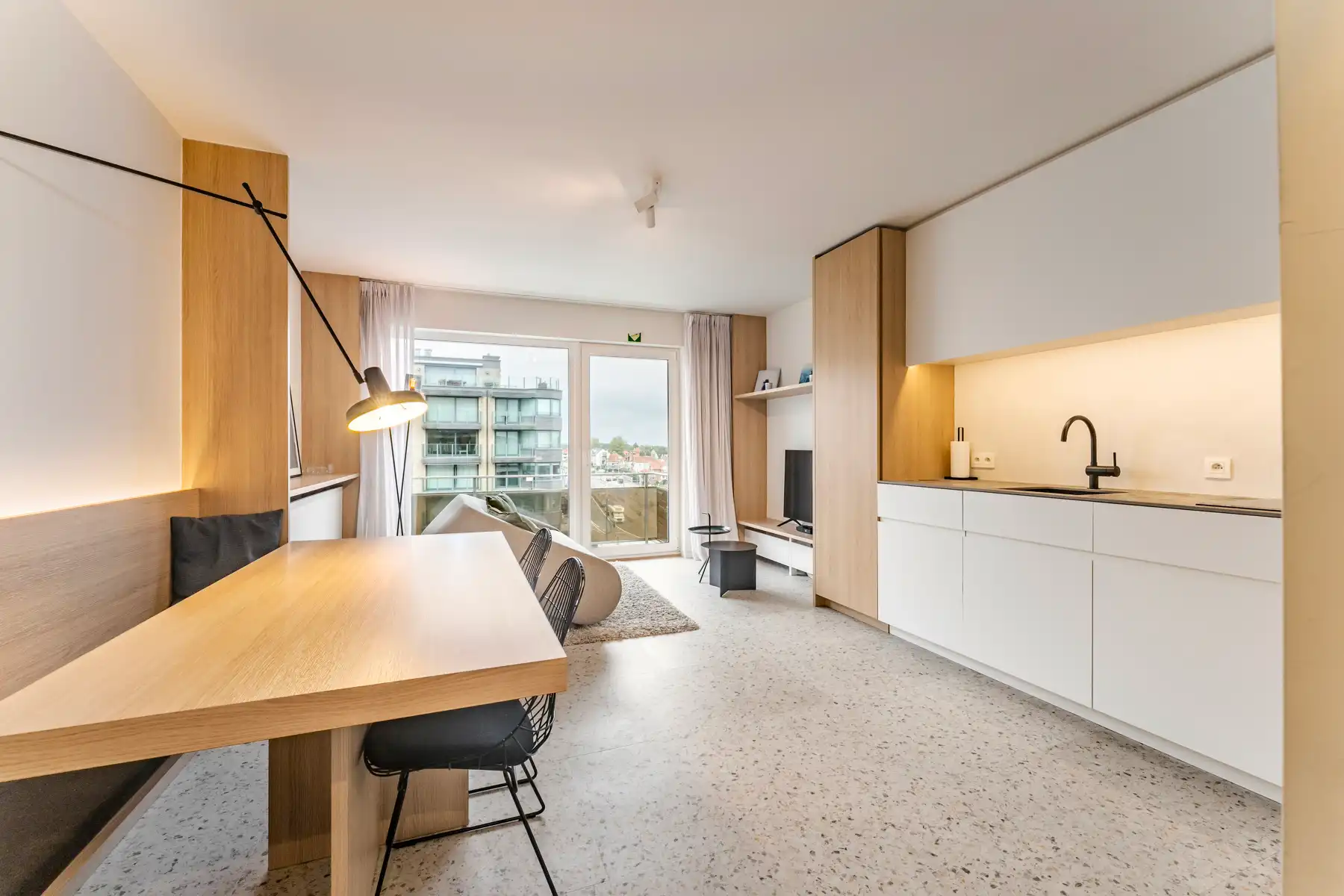 Stijlvol gerenoveerd appartement met zijdelings zeezicht foto 2