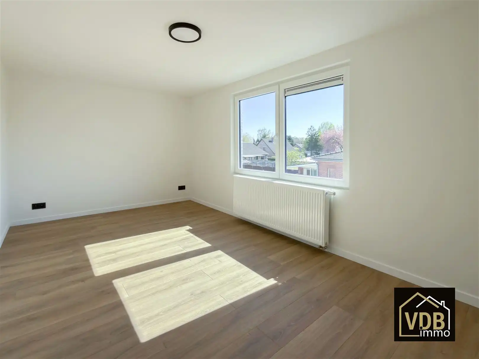 HALF OPEN BEBOUWING MET 4 SLAAPKAMERS EN GROTE GARAGE foto 9