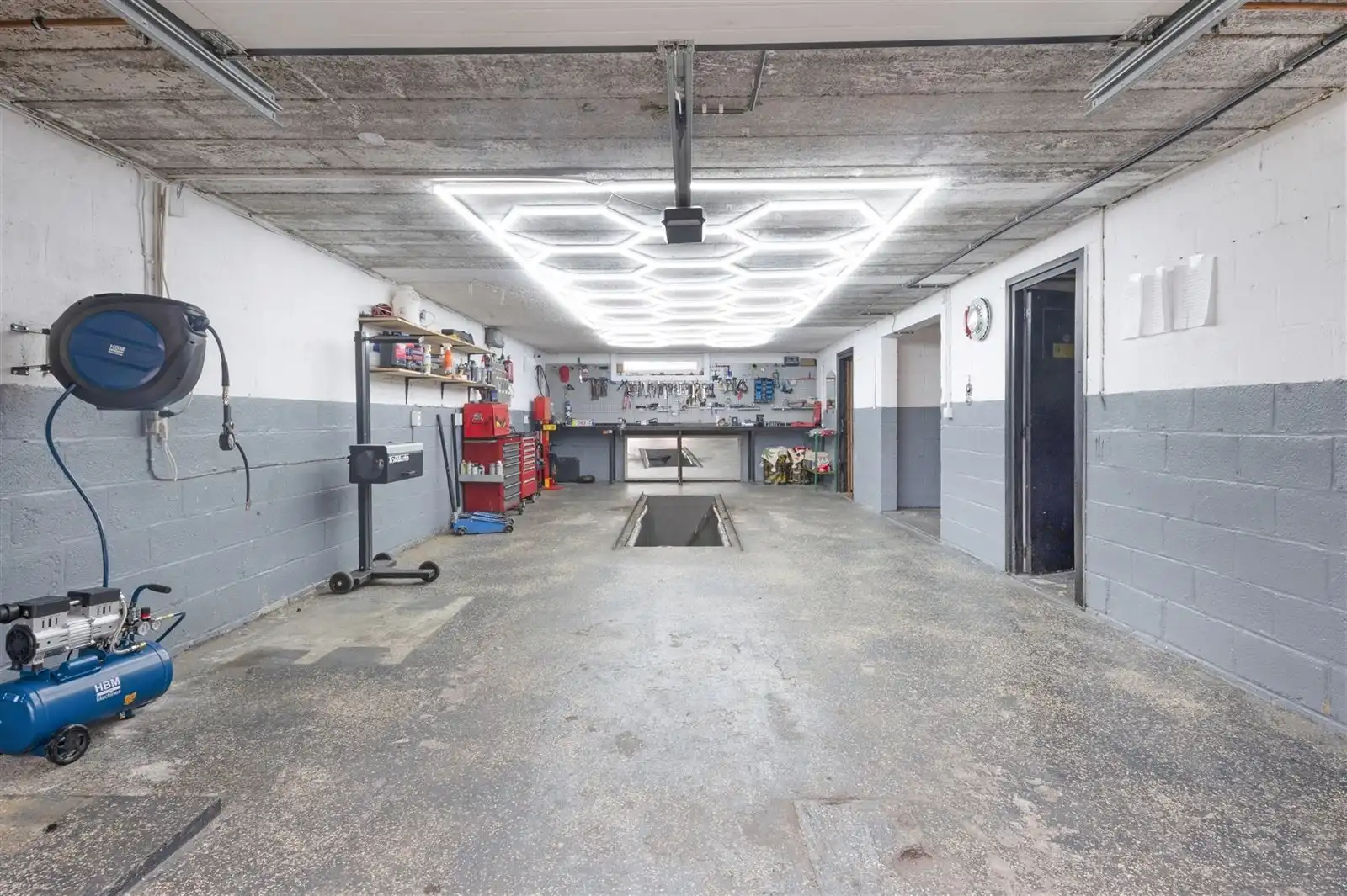 Instapklare gezinswoning met tuin en garage nabij centrum foto 17