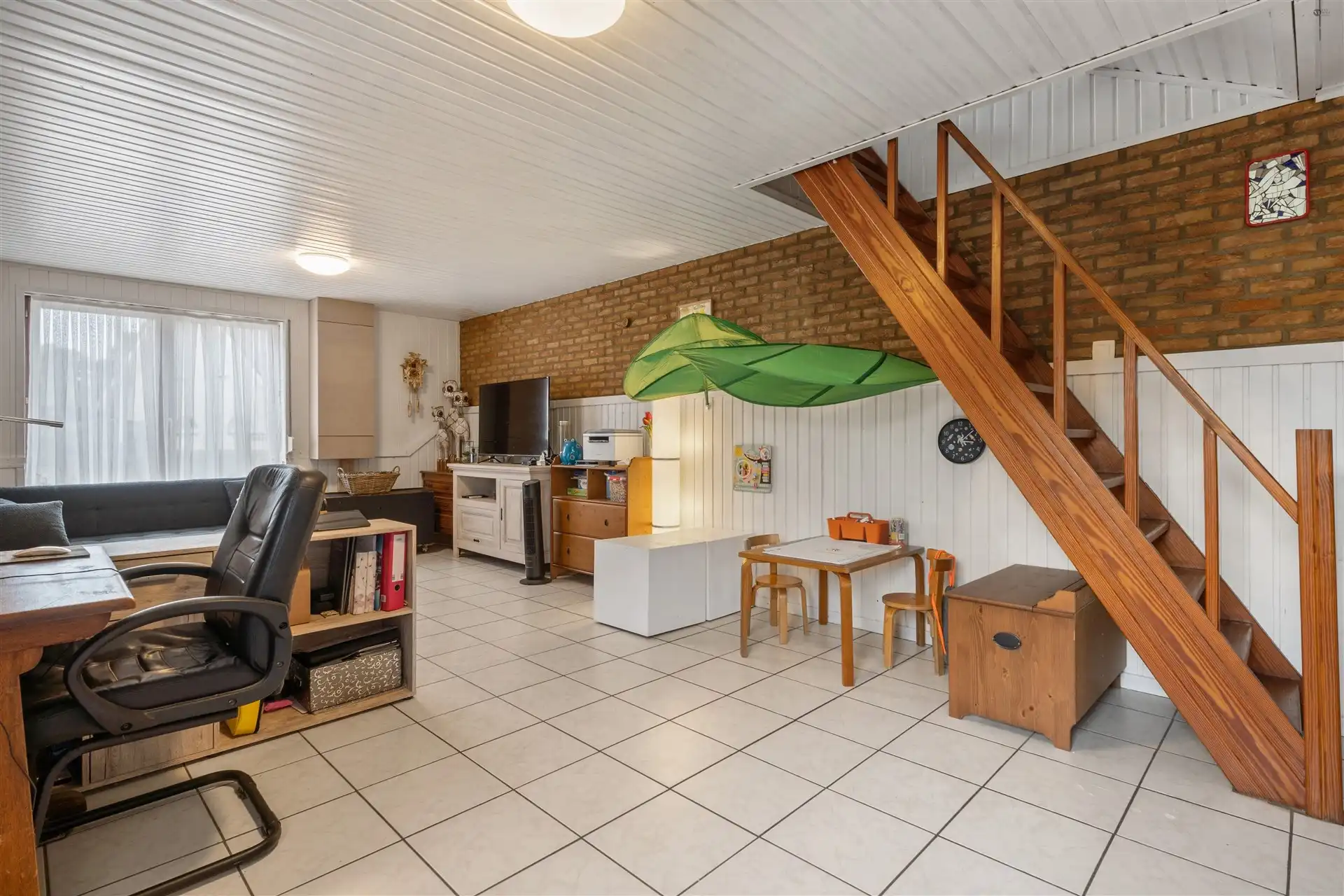 verzorgde woning met brede oprit en garage foto 3