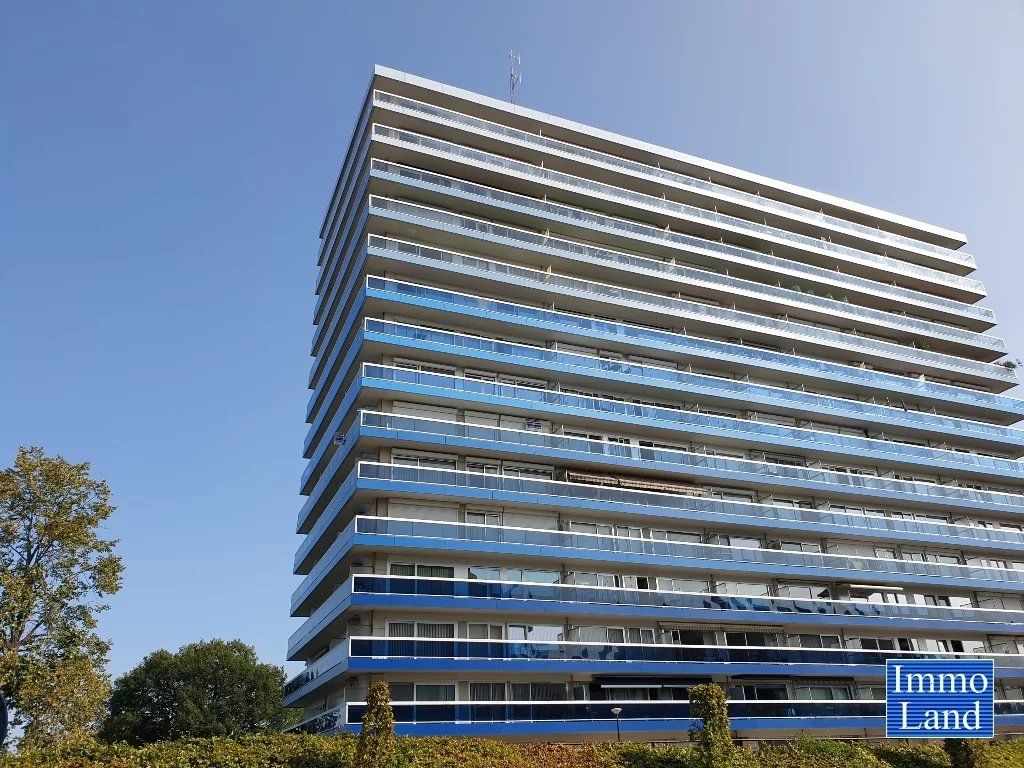 Instapklaar appartement met 2 + 1 slaapkamers en parkeerplaats voor de deur. foto {{pictureIndex}}