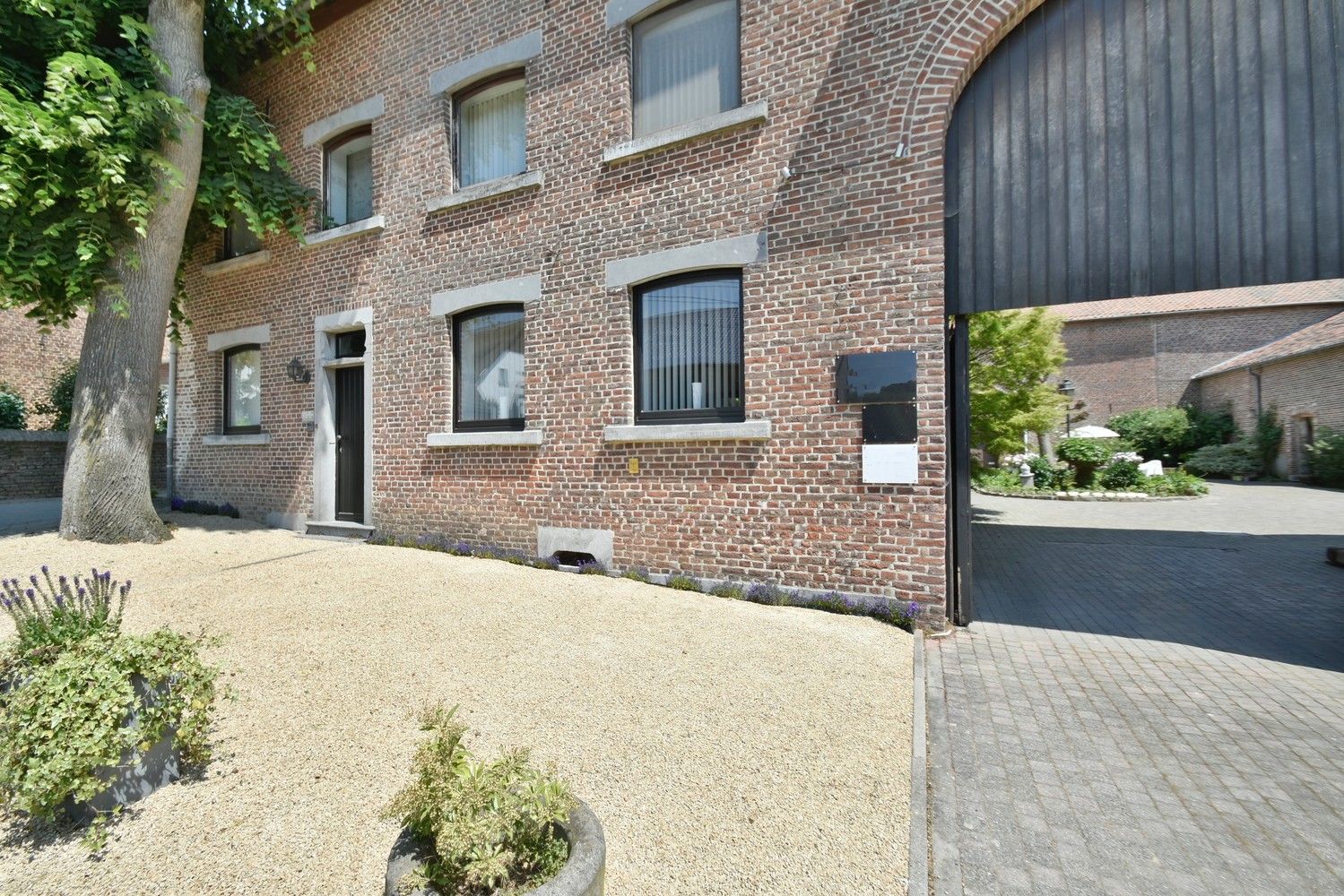 Uniek omsloten hoeve boordevol potentieel op een gegeerde locatie nabij Maastricht foto 9