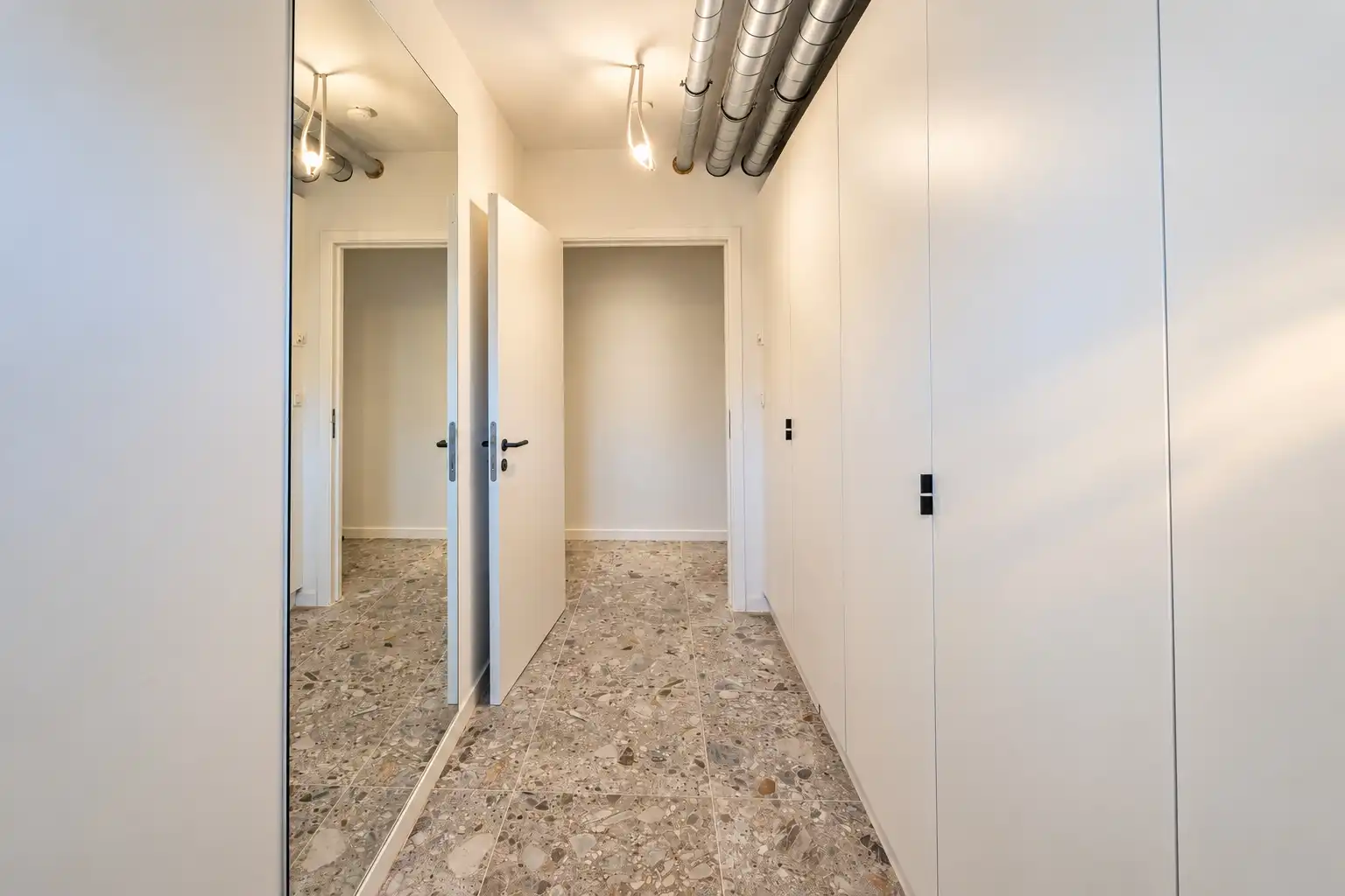 Gerenoveerd 2-slaapkamerappartement met uitzicht op Sint-Baafskathedraal foto 19