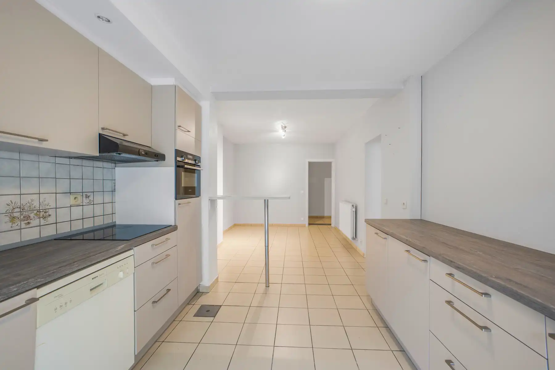 Goed gelegen appartement met koer en garage foto 5