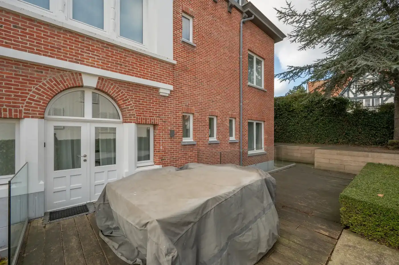 Gerenoveerde villa in Zoute, Knokke-Heist met 4 slaapkamers, tuin, garage, fietsenberging en 227m² hoogwaardige woonruimte. foto 2