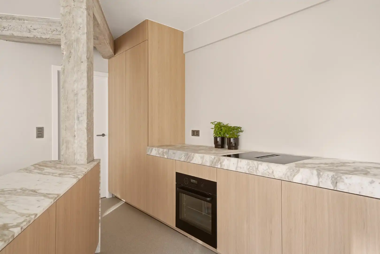 Stijlvol gerenoveerd stadsappartement met maatwerk, 2 slaapkamers en veel bergruimte foto 11