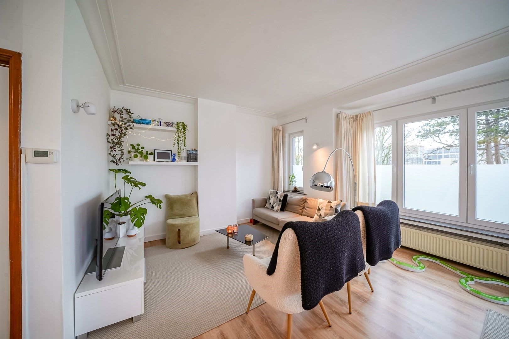 Instapklare hoekwoning met 4 slaapkamers en 4 garages foto 8